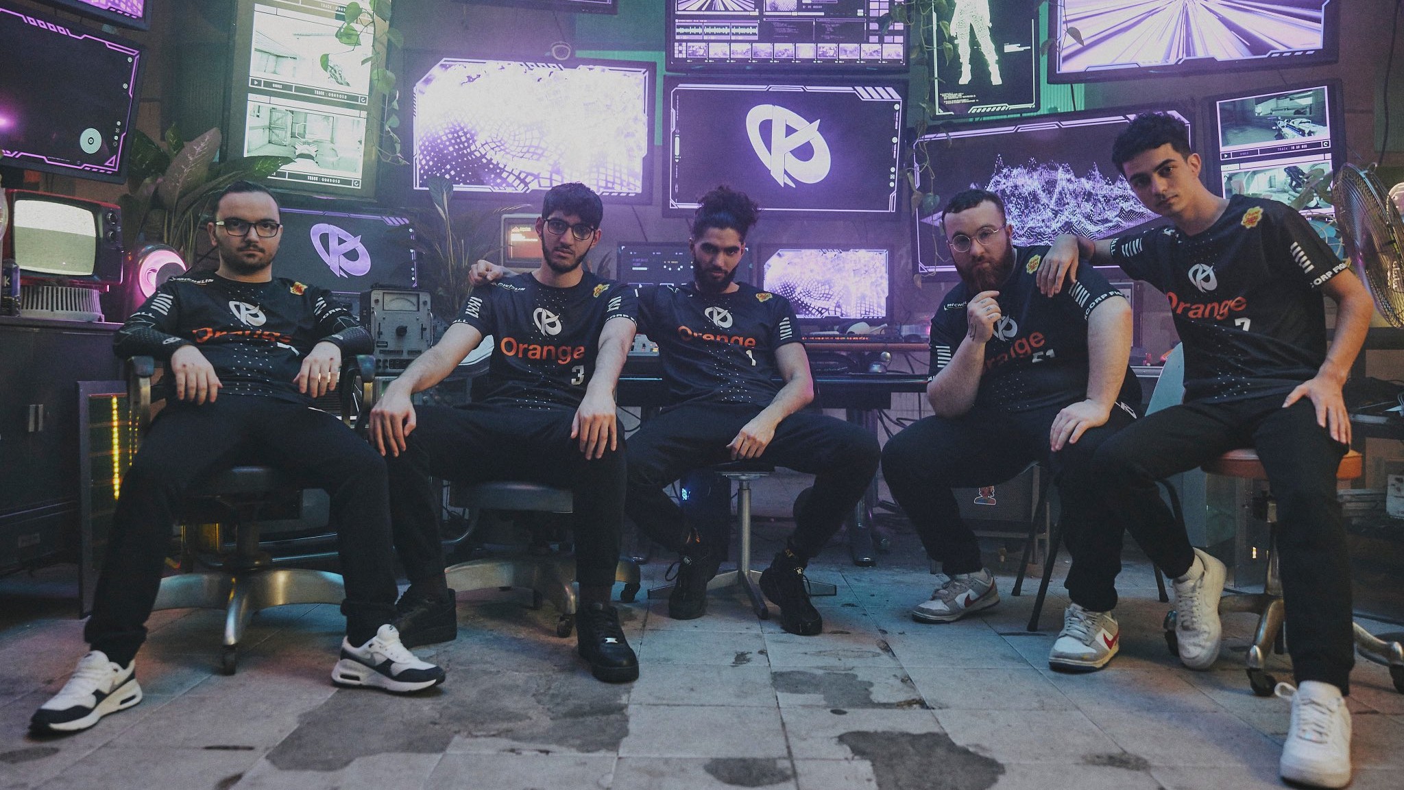 Can professional VALORANT players make CS2 streams?