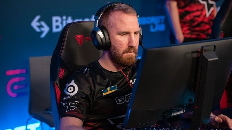 Olofmeister unlocks two matching knives in a live stream