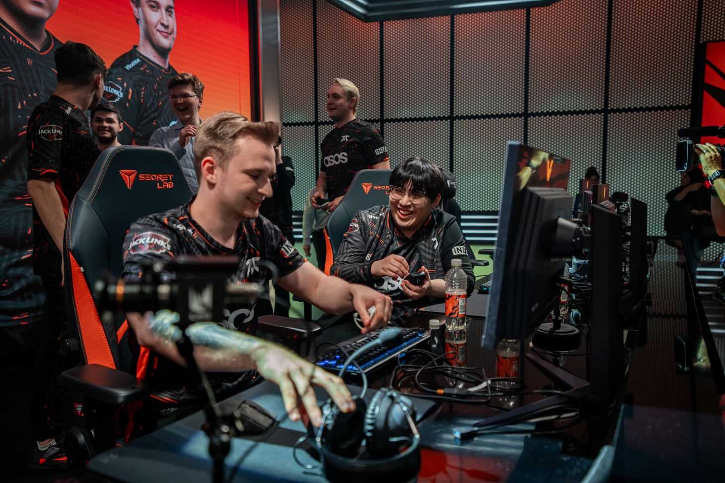 Fnatic’s Narrow Escape: One Step Closer to Playoffs