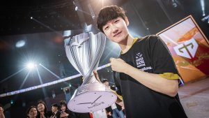 LeagueOfLegends LCK Spring 2023 finals Peanut holds trophy after victory