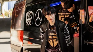 geng exit the lol team bus at worlds