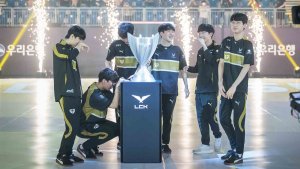 LeagueOfLegends LCK Summer2022 GenG finals trophy