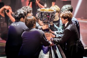 SK Telecom T1 with 2015 League of Legends World Champtionship trophy